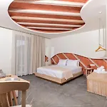 Ξενοδοχείο με διαμερίσματα La Isola 3*