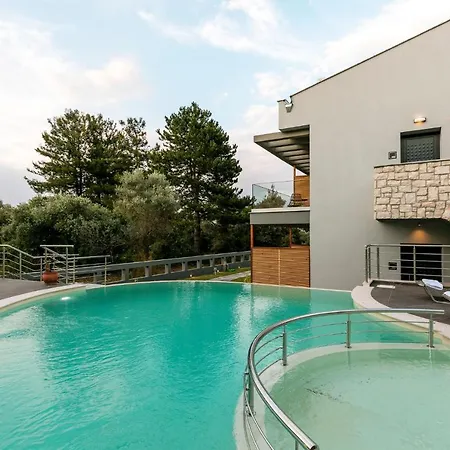 Apartahotel La Isola 3*
